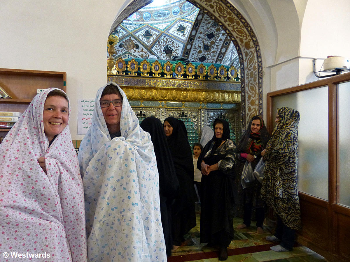 Natascha and Isa dressing up in Iran: in a shrine in Isfahan