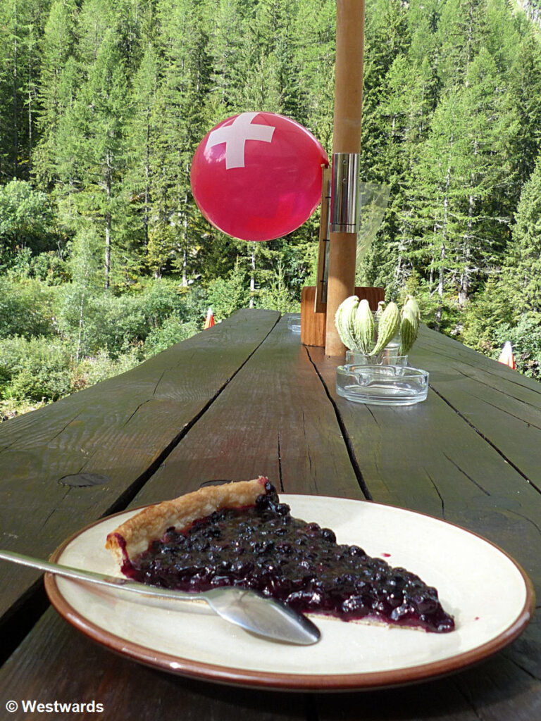 berry tarte with Swiss flag balloon