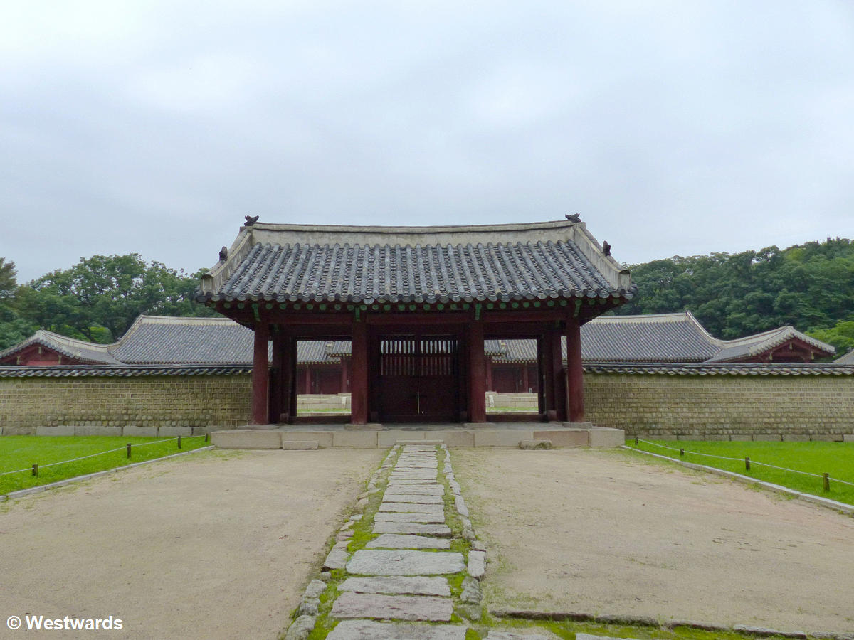 Yeongnyeongjeon side shrine