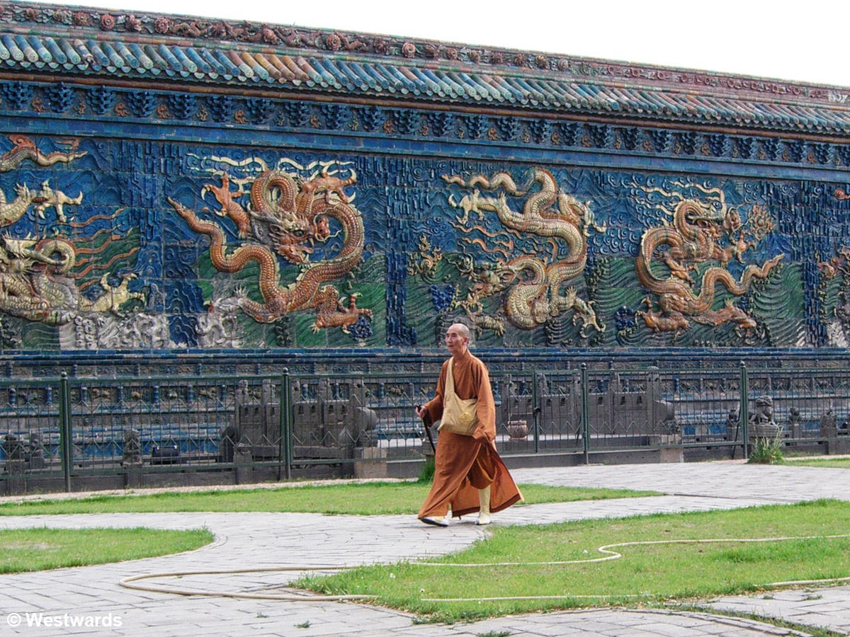 A monk in front of dragons in Datong makes us think about travel ...
