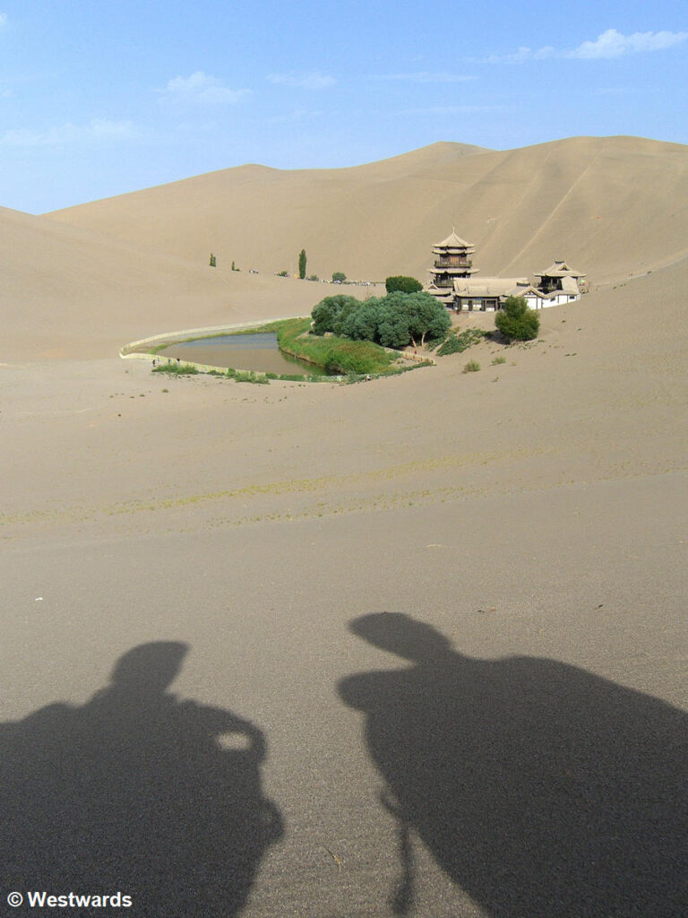 Isa and Natascha in thoughts, in the dunes near Dunhuang