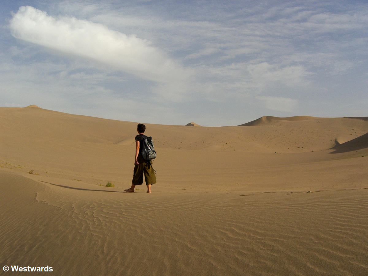 Travel blogger Natascha in the Taklamakan desert near Dunhuang