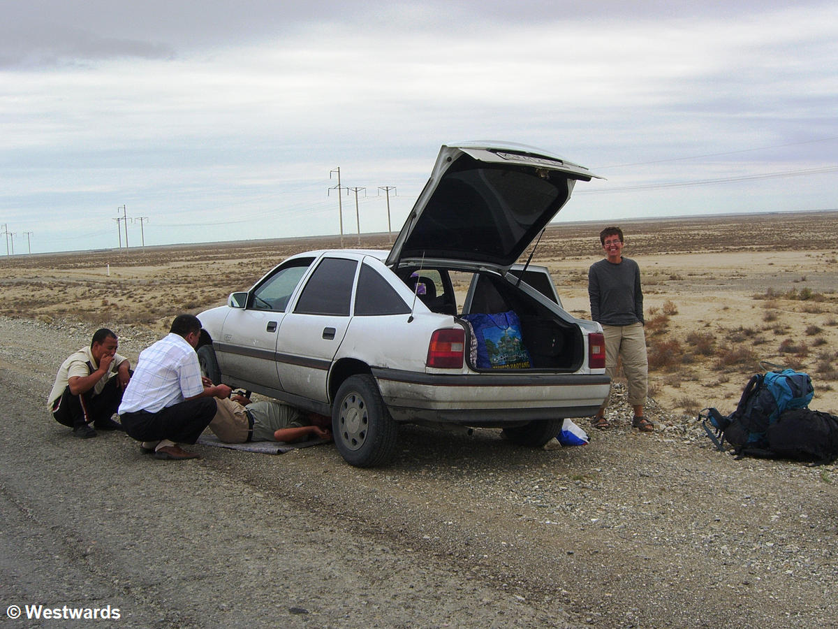 Car breakdown on our transit through Turkmenistan