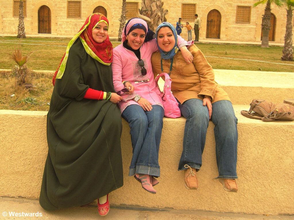 20070323 Alexandria Fort Qaitbey Touristen3