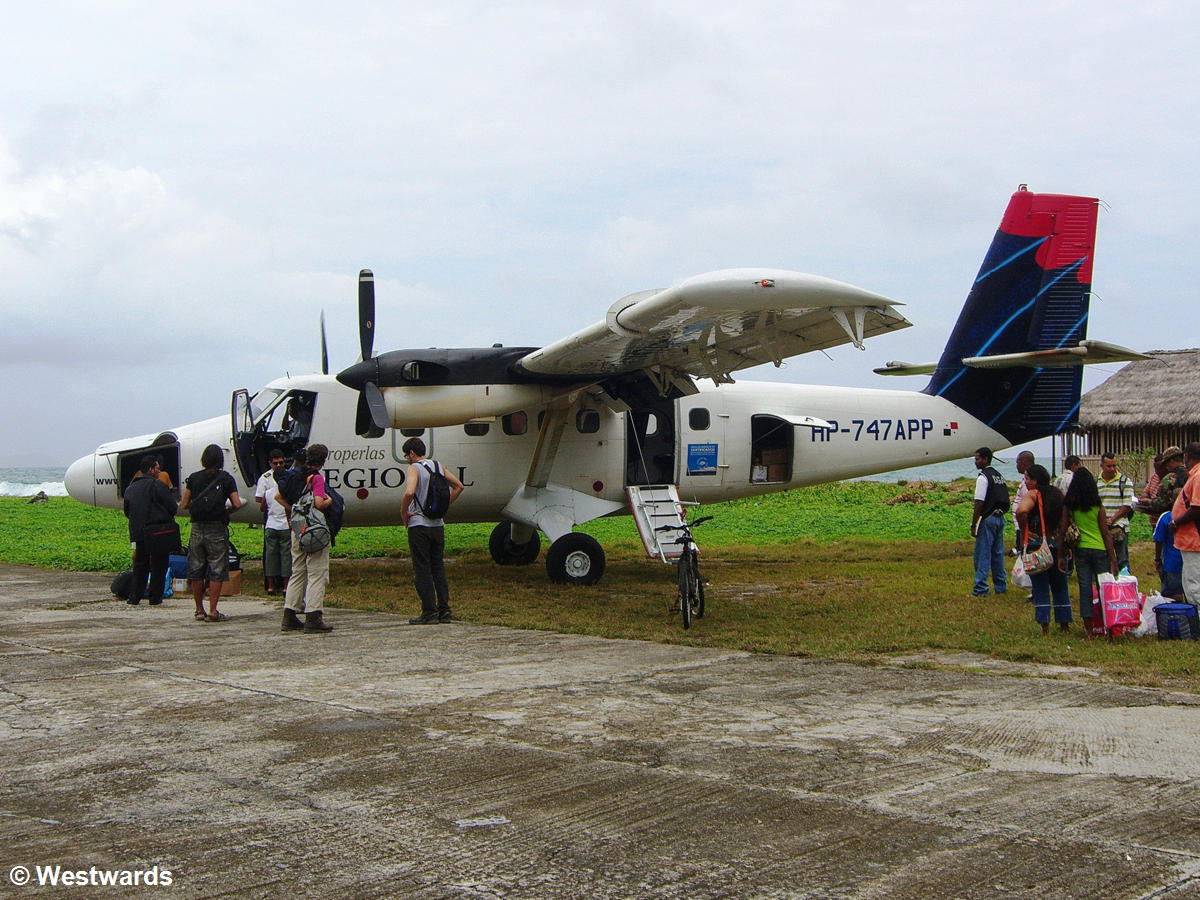 Natascha and other travellers debrking a Twin Otter small airplane at Puerto Obaldia