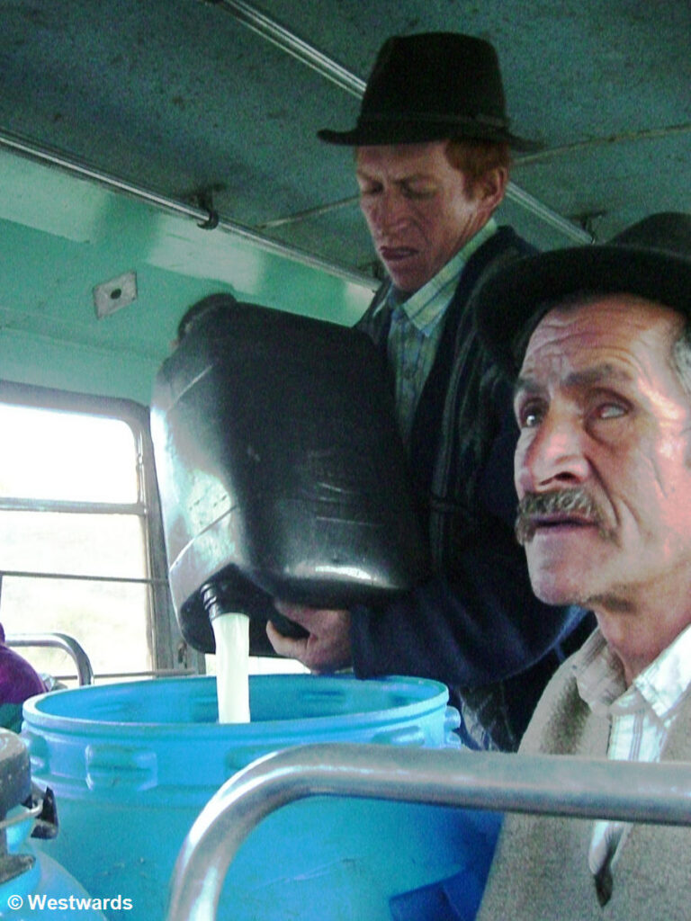 Lechero (milk bus) near Alto de la Cueva