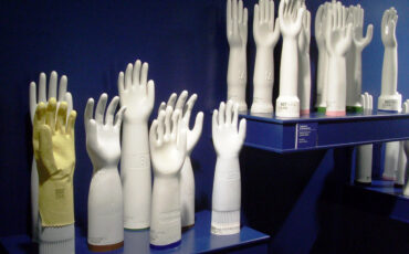 Porcelain hands for rubber glove production
