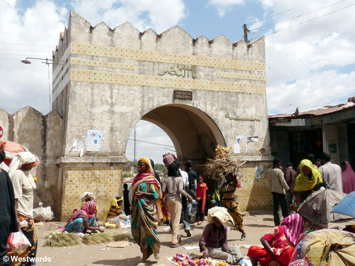 Shoa gate and market scene in Harar
