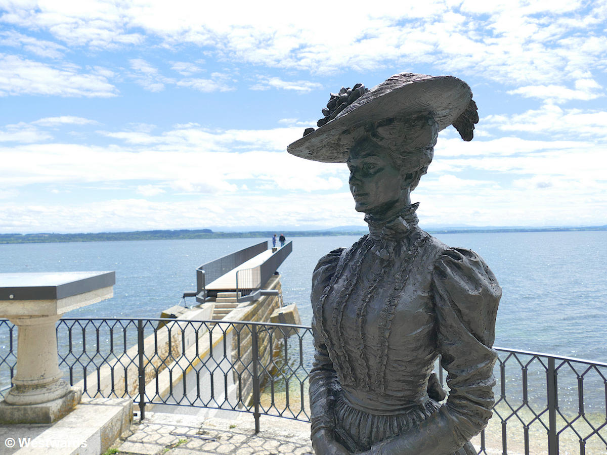 Belle Époque in Neuchatel: statue of a fancy lady