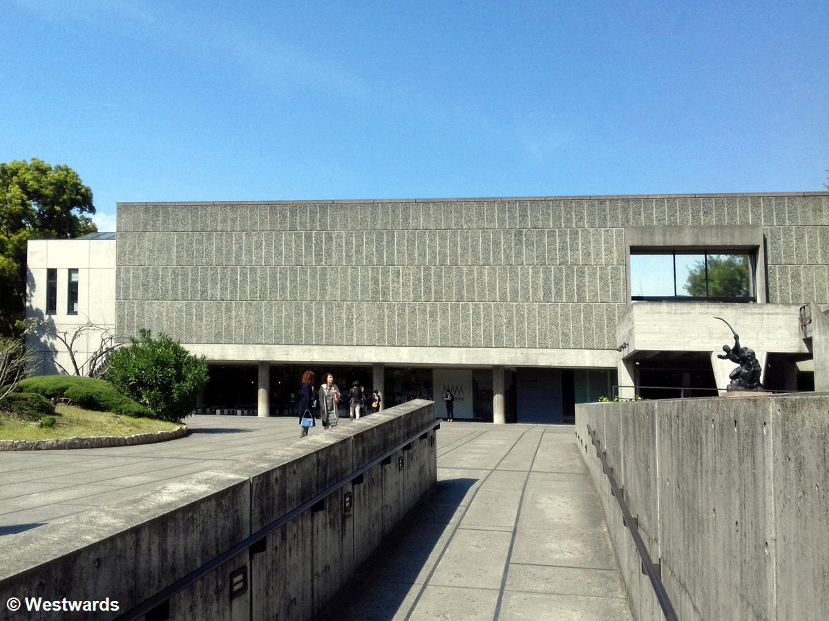 The Tokyo National Museum of Western Art by Le Corbusier, a square beton building