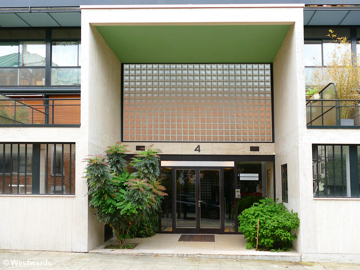 The high, cubic entrance portico of Maison Clarte by Le Corbusier