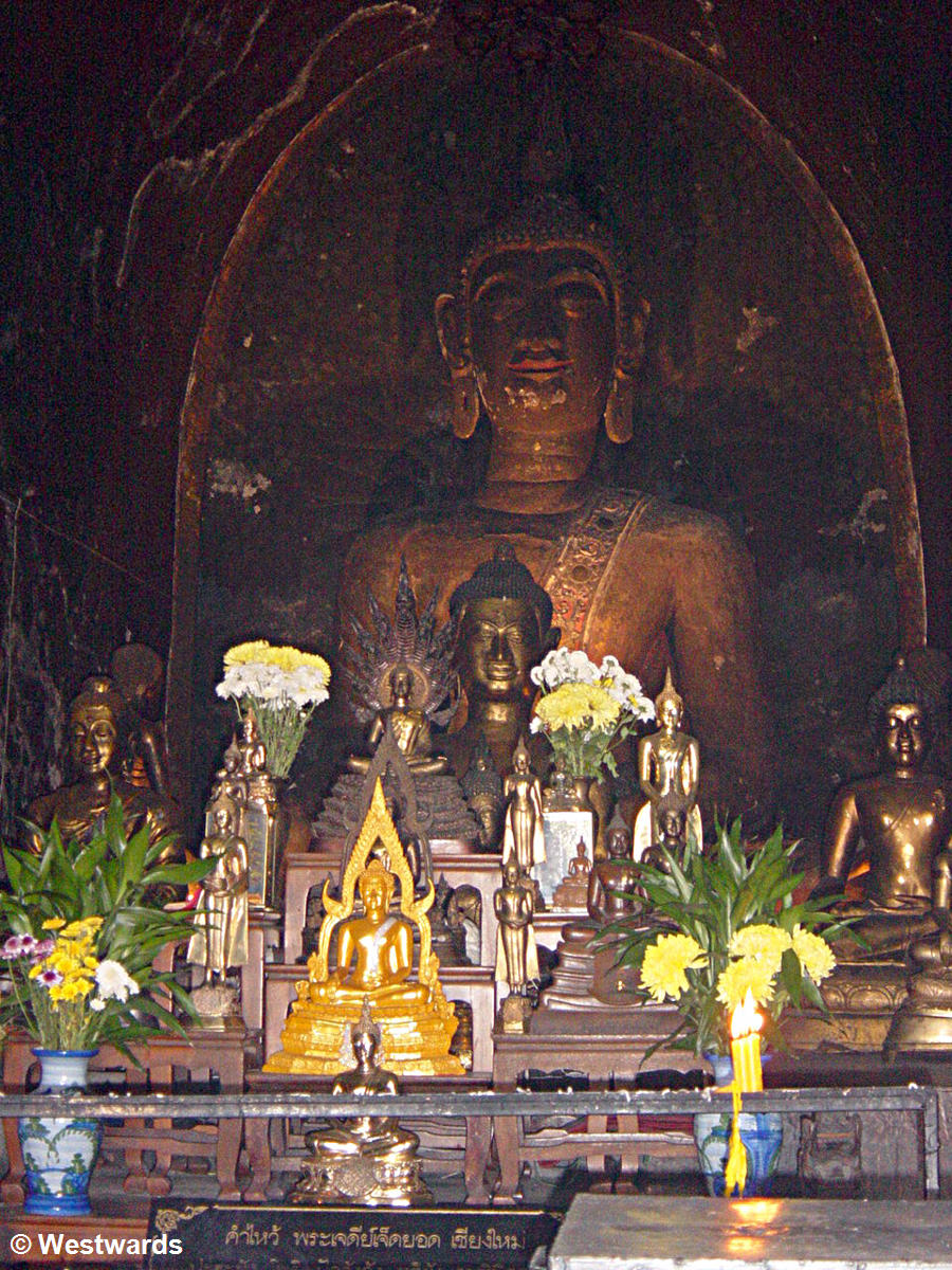 Buddhist altar in Chiang Mai: Wat Jet Yot
