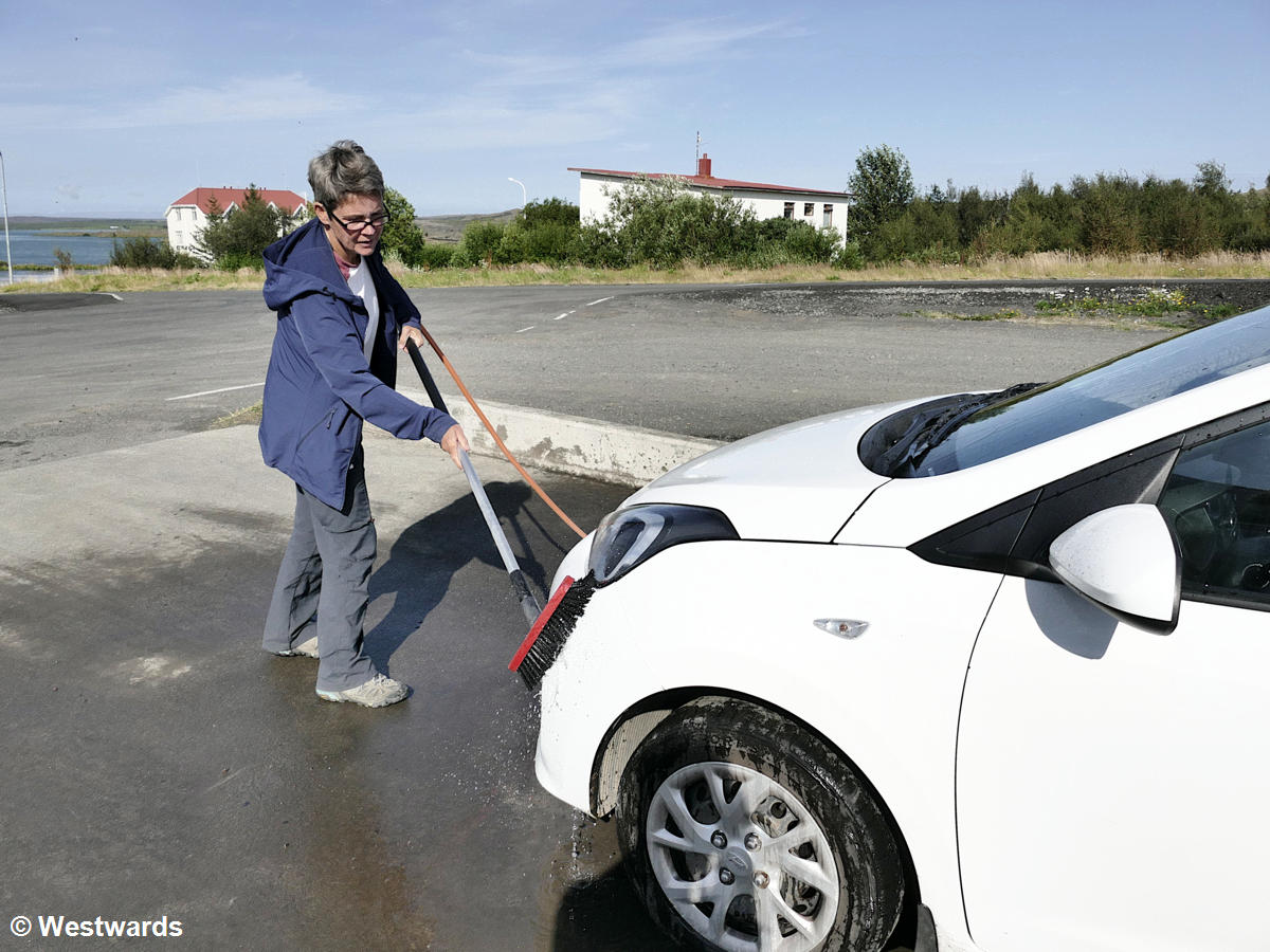Travelling in Iceland by car means also: washing the car