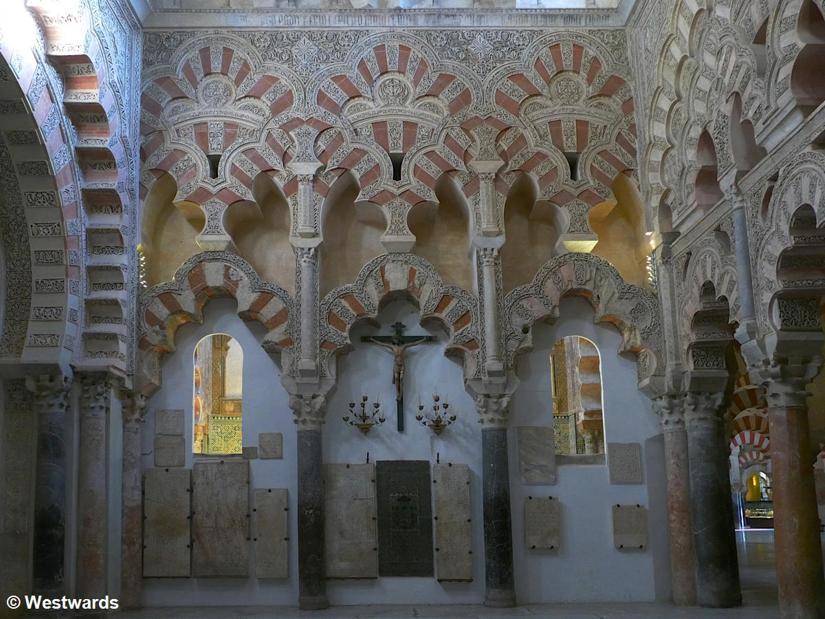Crucifix and Moorish arches in the Mezquita 