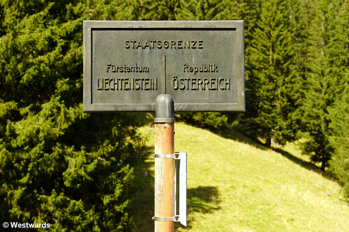 Hiking between Liechtenstein and Austria: border sign
