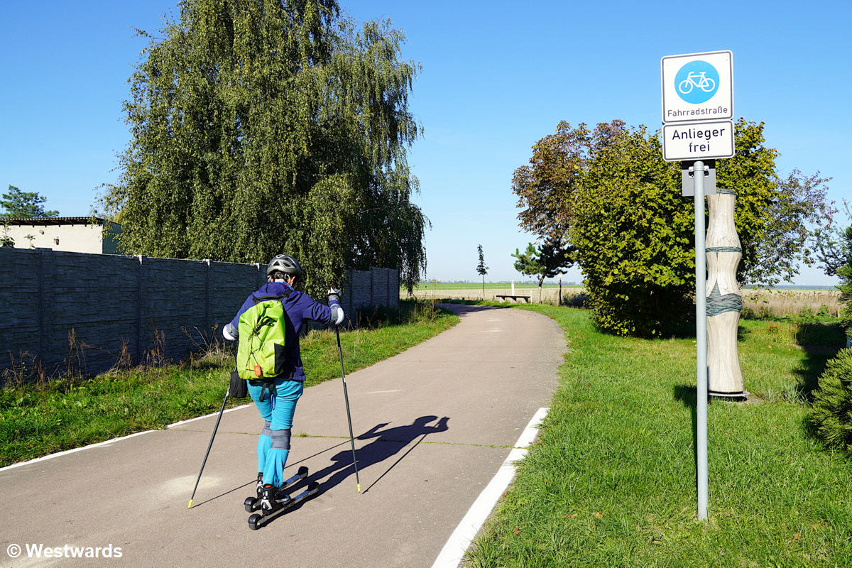 Travel blogger Isa trying out roller ski at the Flaeming Skate near Oehna