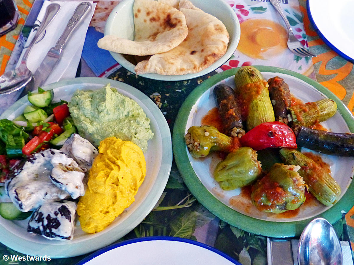 Vegetarian meze in Cairo: dips and mashi