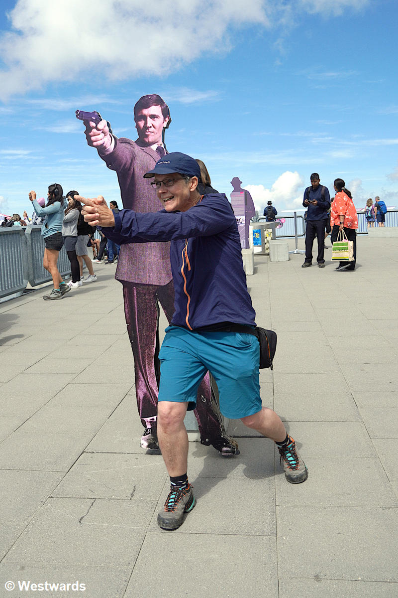 Travel blogger Isa posint with James Bond at the Schilthorn / Piz Gloria museum